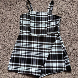 ⭐️⭐️⭐️Almost famous plaid skort Romper size Large
